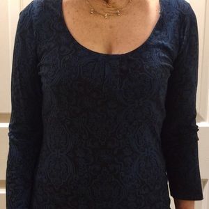 Women’s long sleeve scoop neck black pattern
